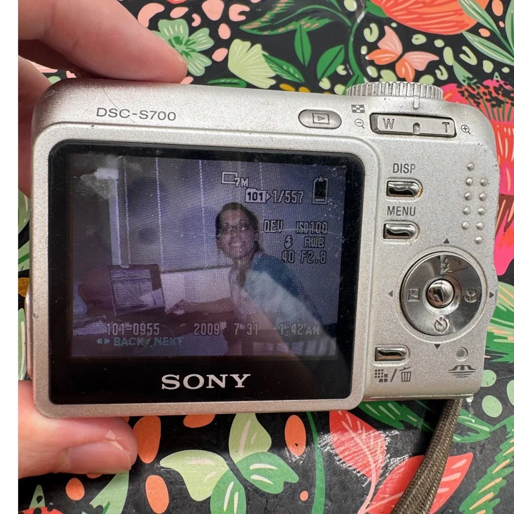 Sony Cyber-shot DSC-S700 7.2MP Digital Camera Silver 3x Optical Zoom Bundle